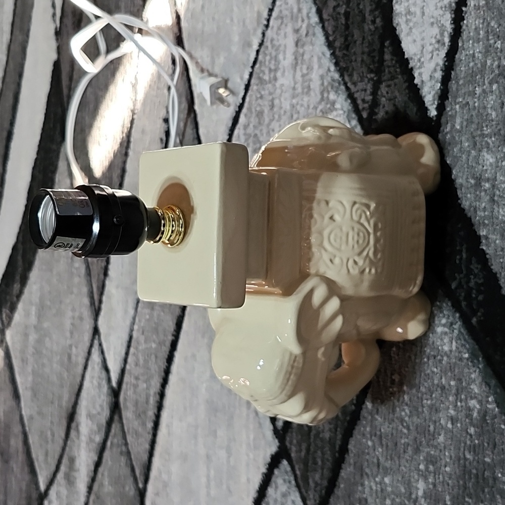 VINTAGE CREAM IVORY ELEPHANT TABLE/DESK TOP LAMP